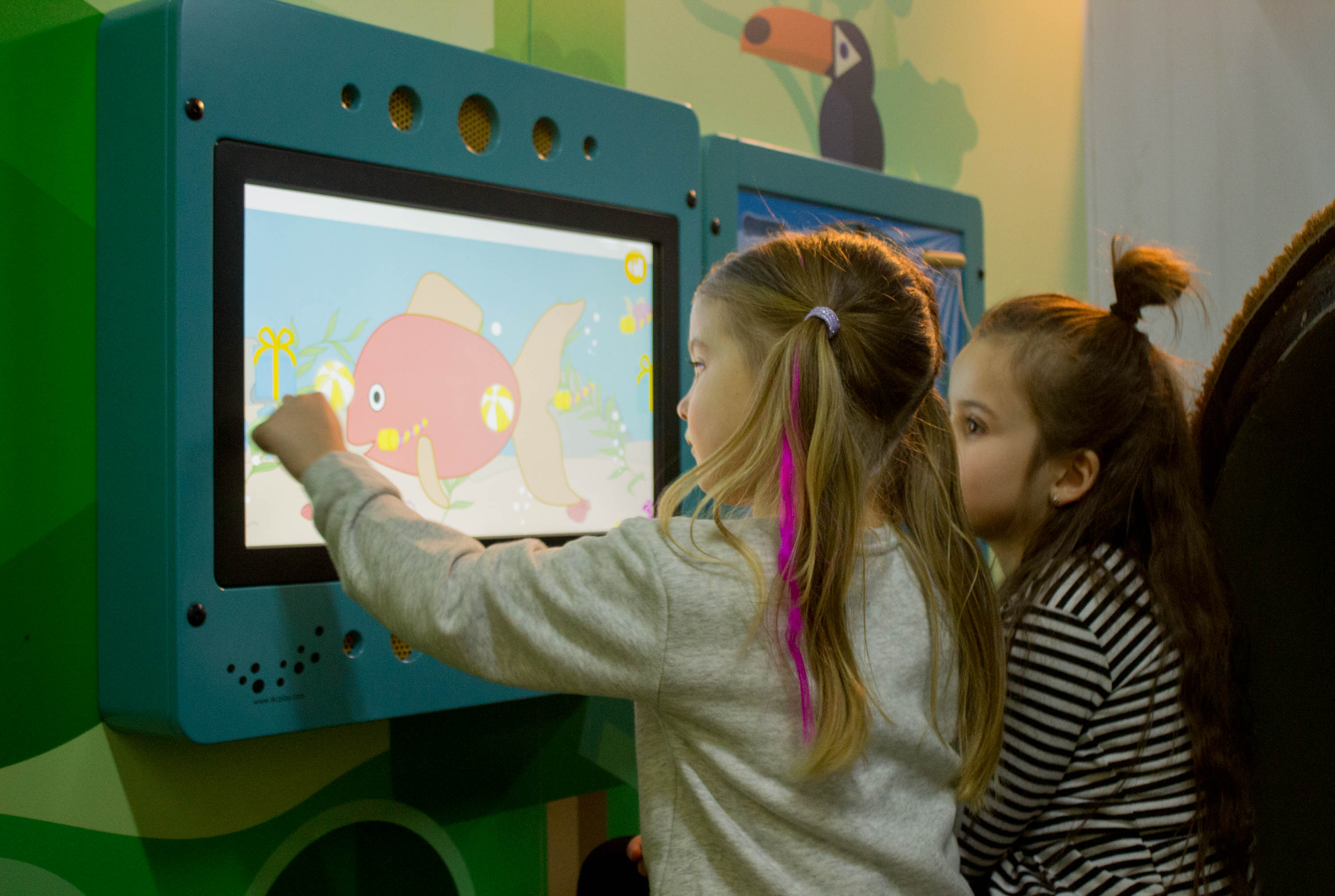 2 kinderen spelen met de interactieve speelsystemen van IKC