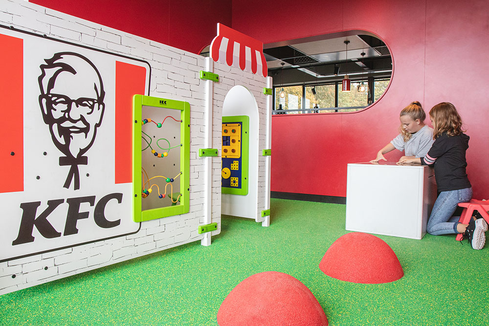 Een kinderhoek in fastfood restaurant KFC voor speelplezier tijdens het wachten