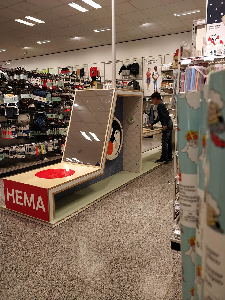 Speelhoek winkel Hema Op deze afbeelding ziet u een kinderhoek in winkel Hema