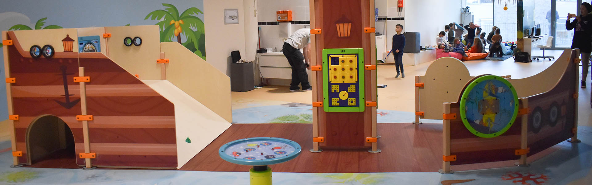Op deze afbeelding staat een custom speelhuis geplaatst bij de kinderopvang