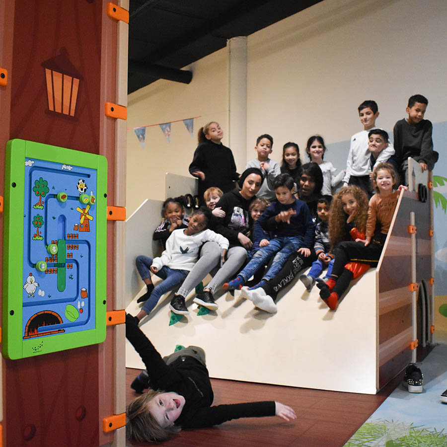 Speelhoek Second Home Almere Op deze afbeelding staat een custom speelhuis geplaatst bij de kinderopvang