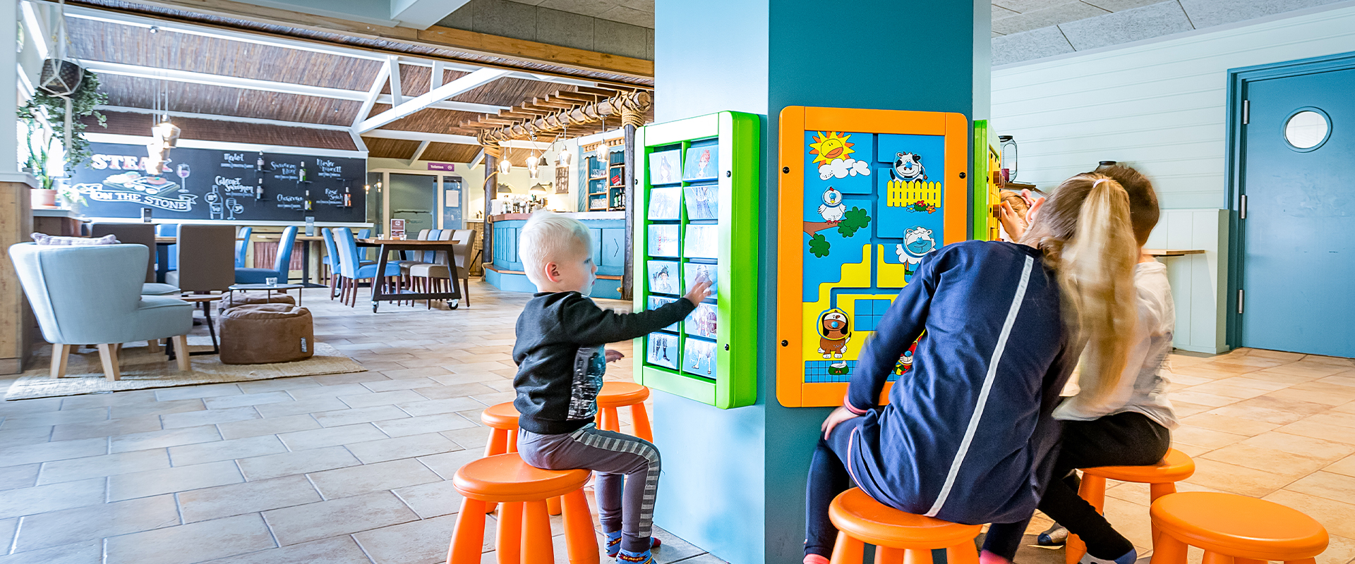 IKC | Zandstuve kinderhoek in restaurant met wandspellen IKC | Zandstuve kinderhoek in restaurant met wandspellen