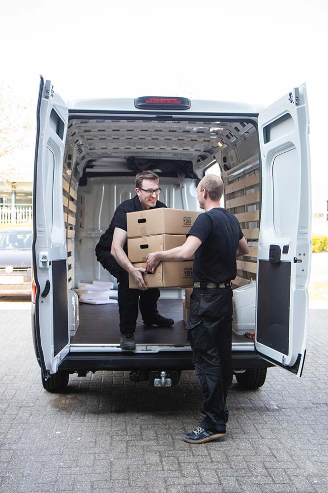 Monteurs bezig met inladen van speelconcepten van IKC Monteurs bezig met inladen van speelconcepten van IKC